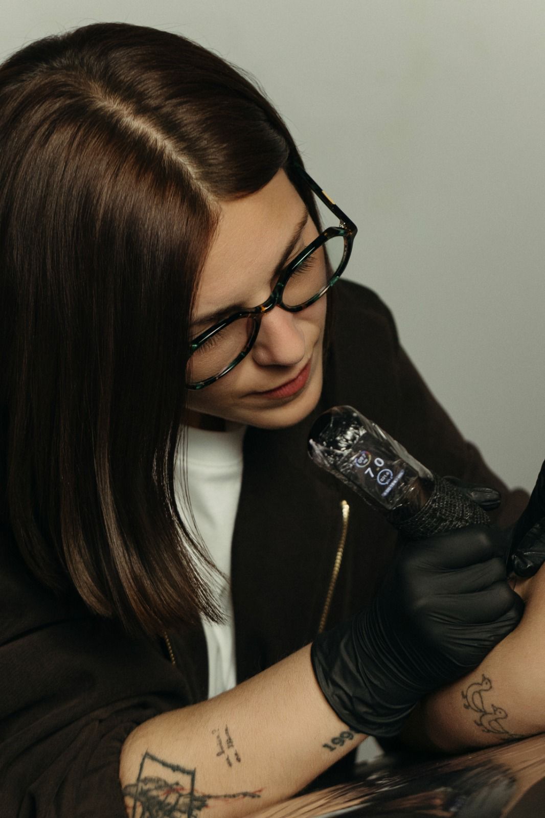 Marta San tatuando
