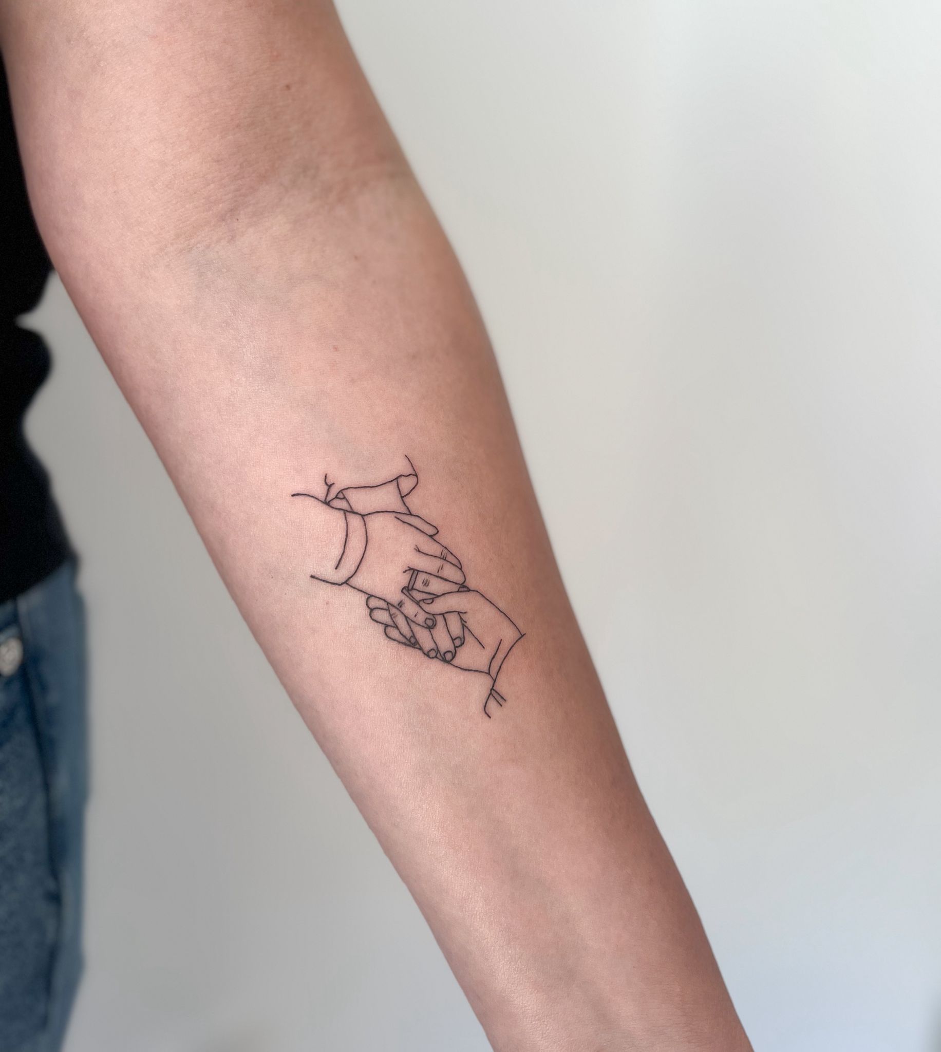 Tatuaje fine line · manos por Marta San