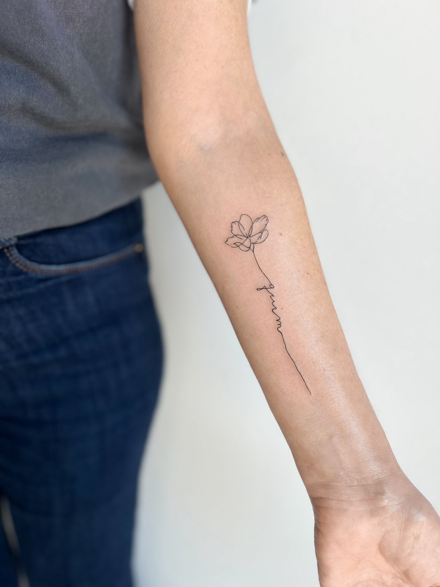 Tatuaje fine line · flor por Marta San