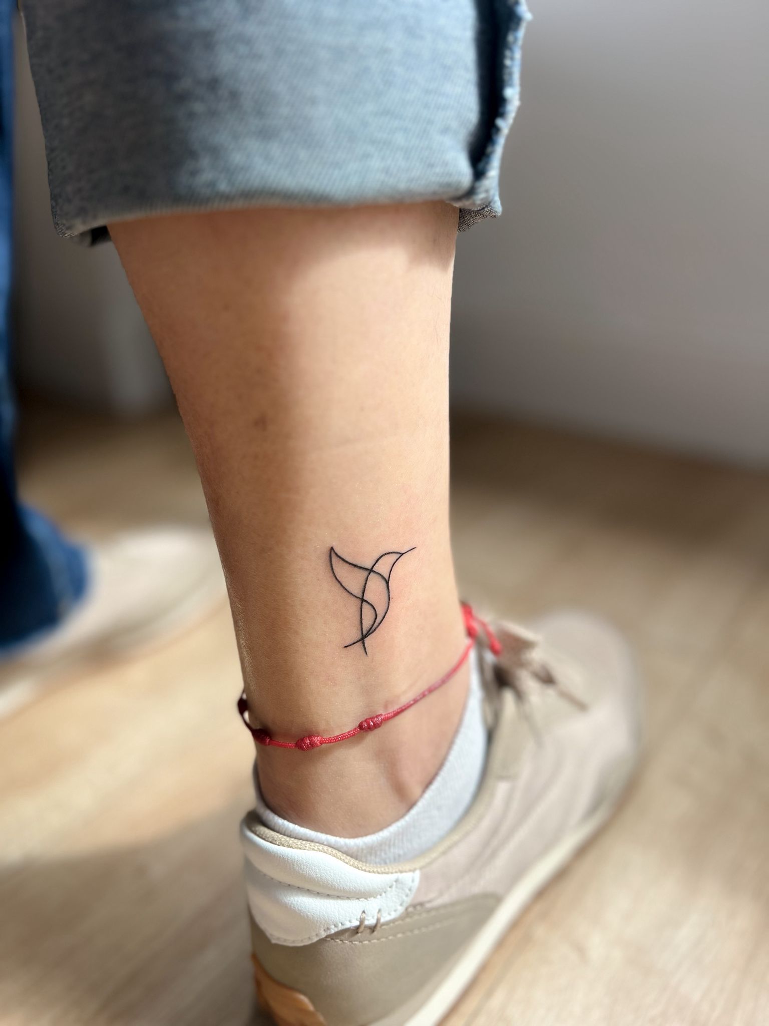 Tatuaje fine line · colibrí por Marta San