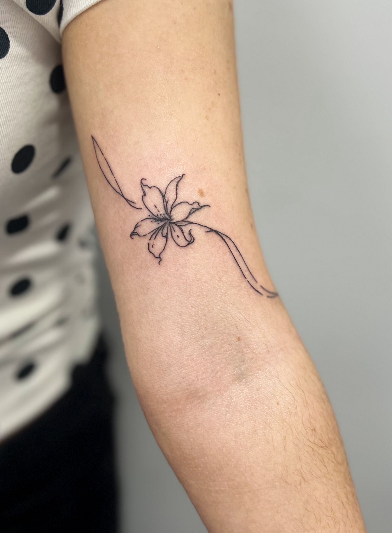 Tatuaje fine line · flor por Marta San