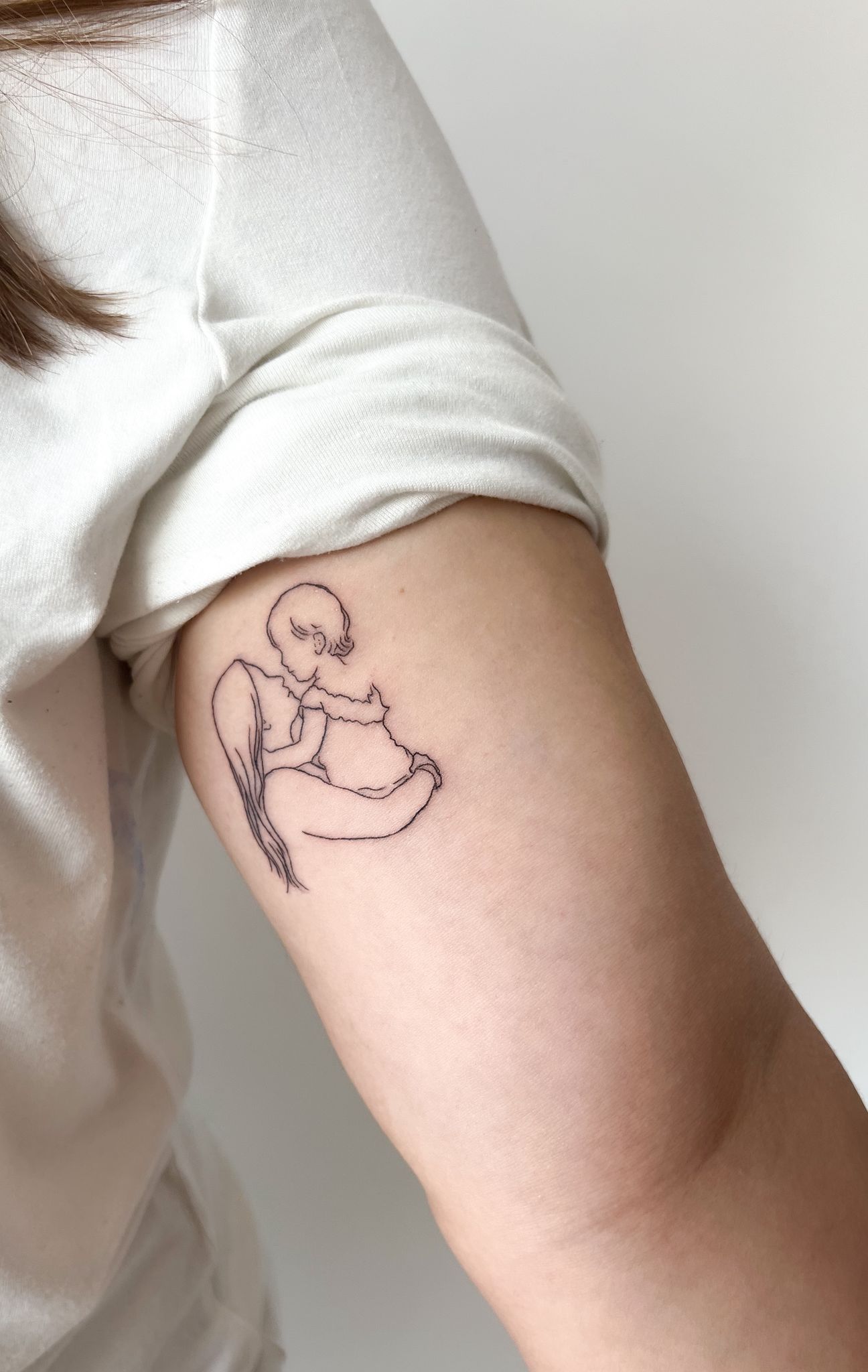Tatuaje fine line · maternidad por Marta San