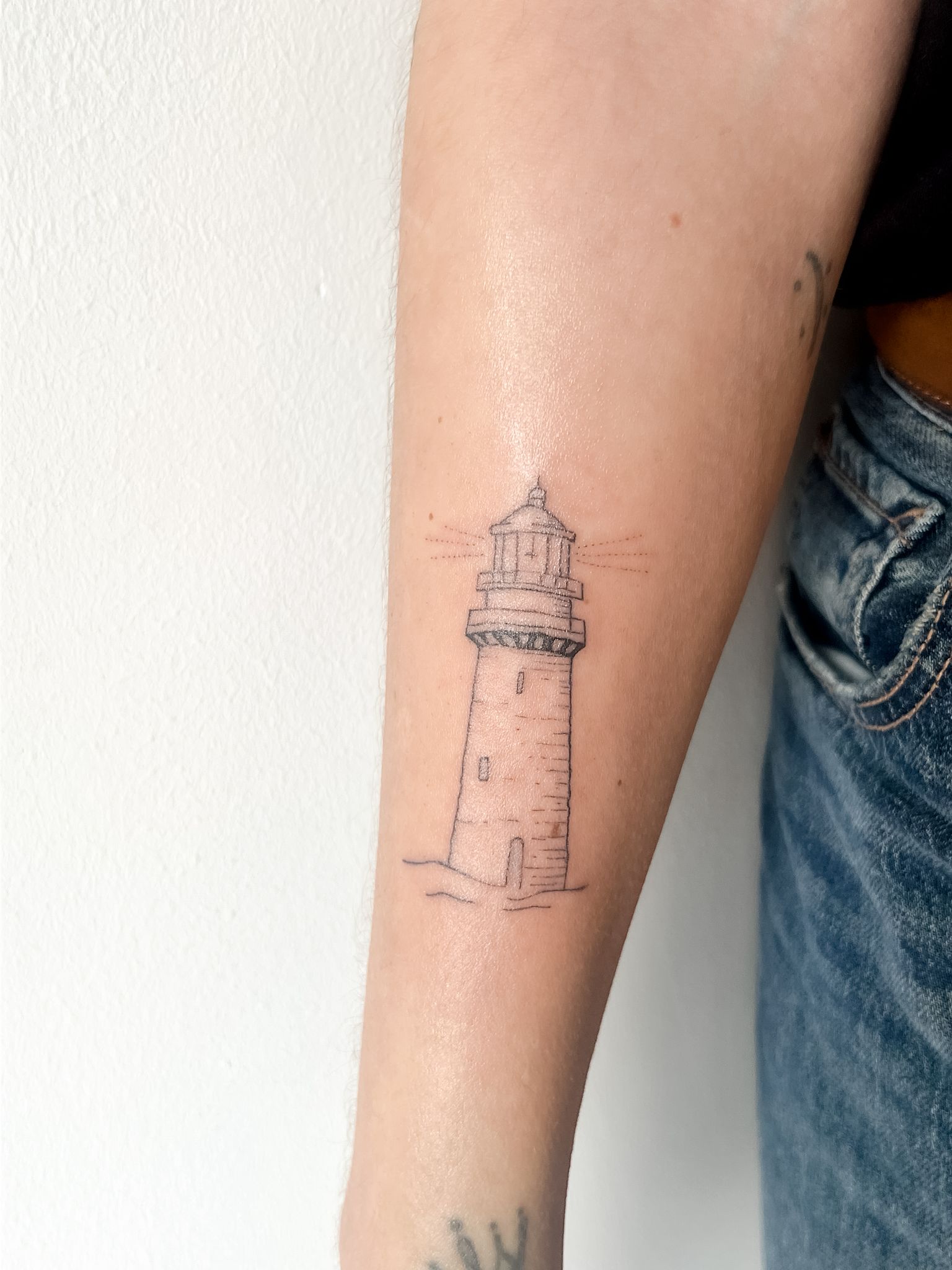 Tatuaje fine line · faro por Marta San
