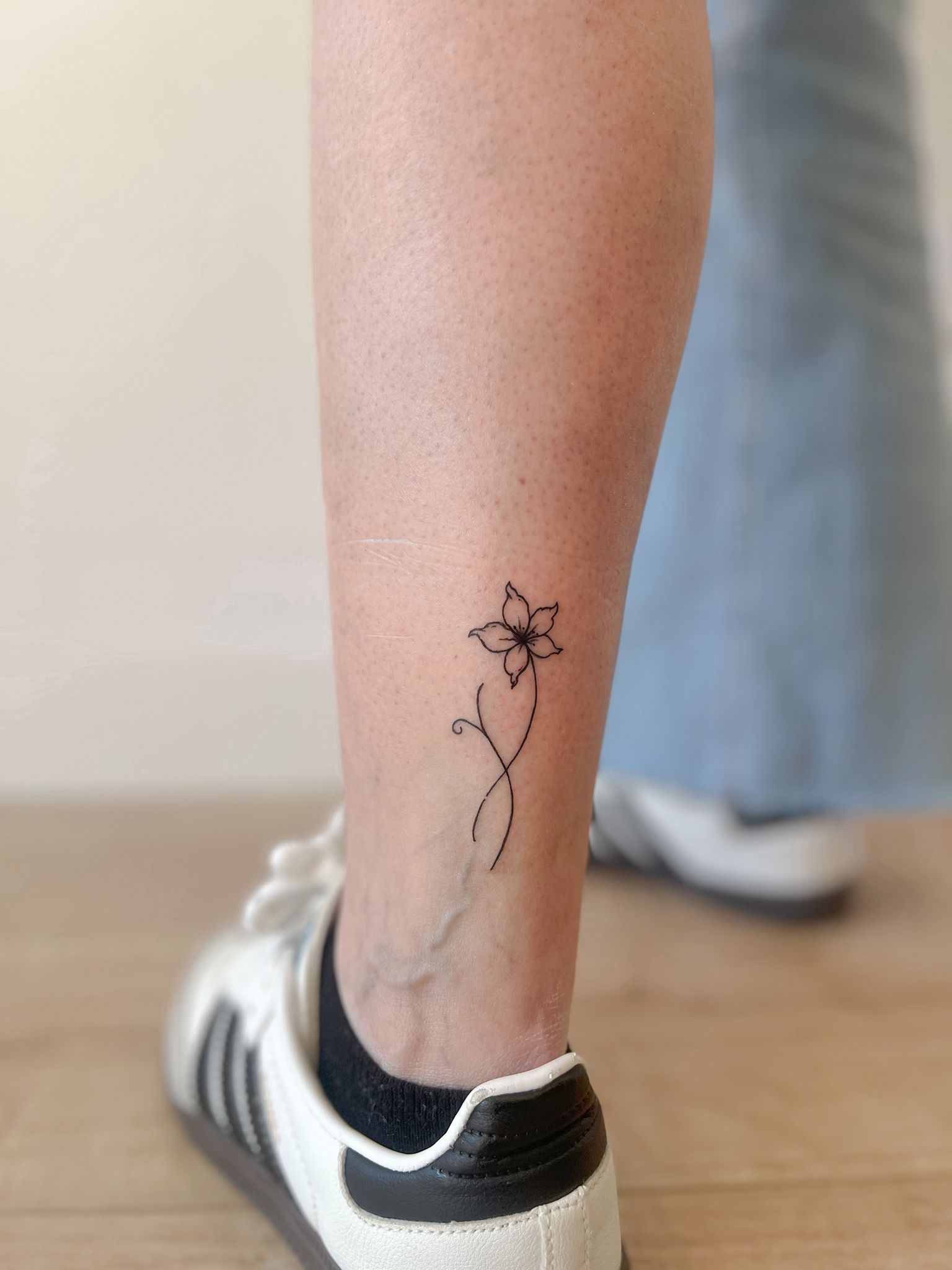 Tatuaje fine line · flor por Marta San