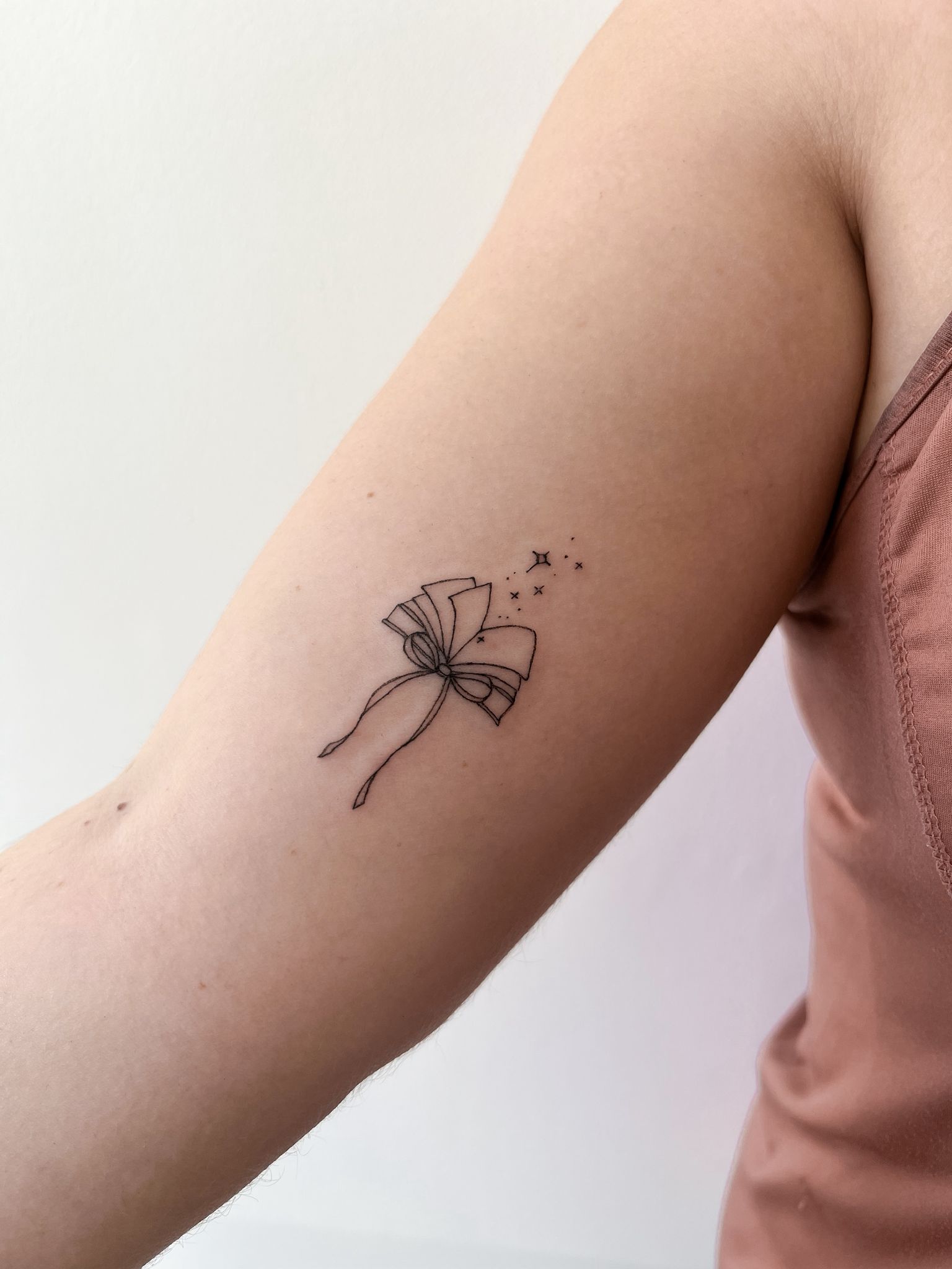 Tatuaje fine line · lazo por Marta San
