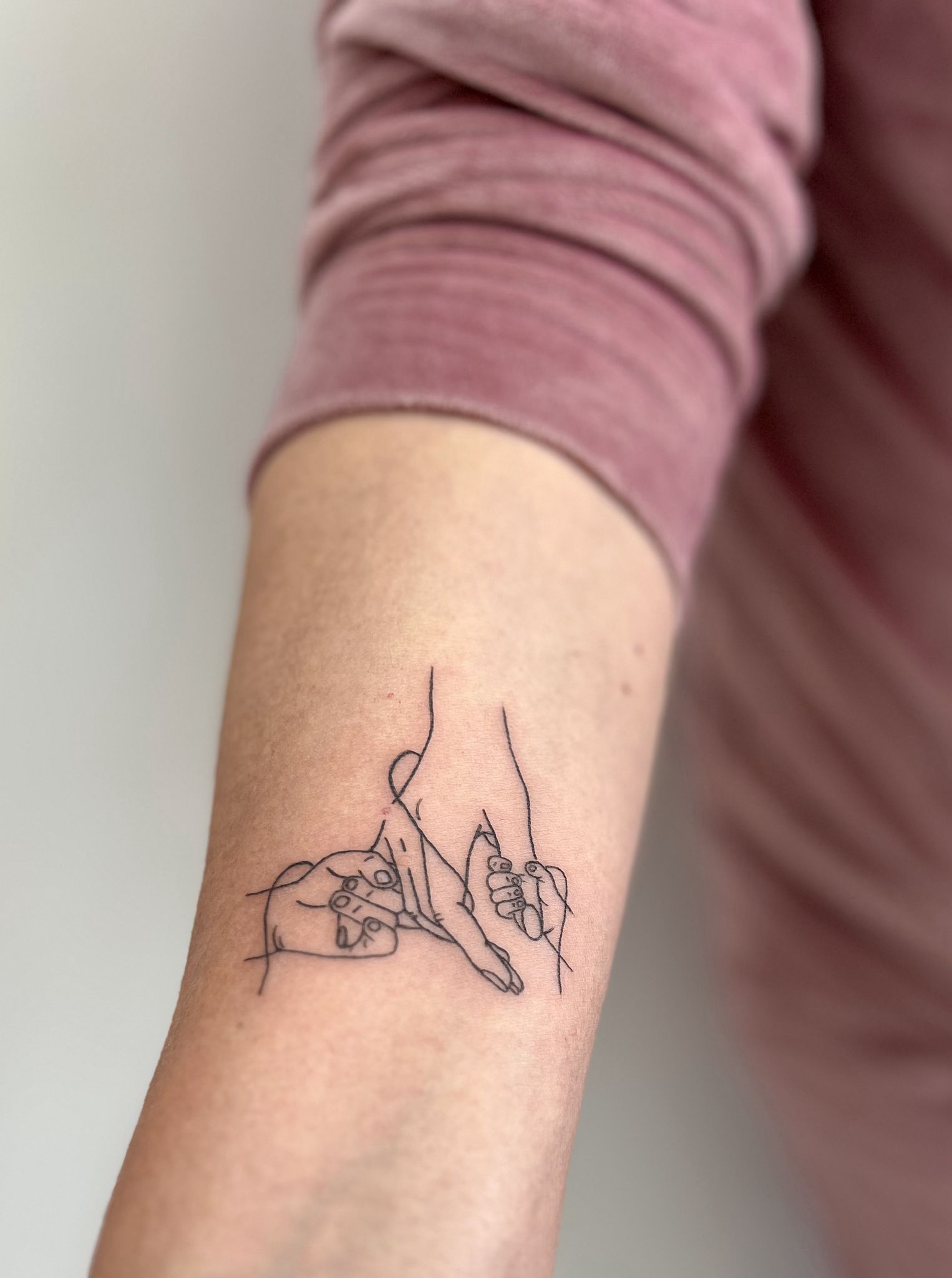 Tatuaje fine line · manos por Marta San