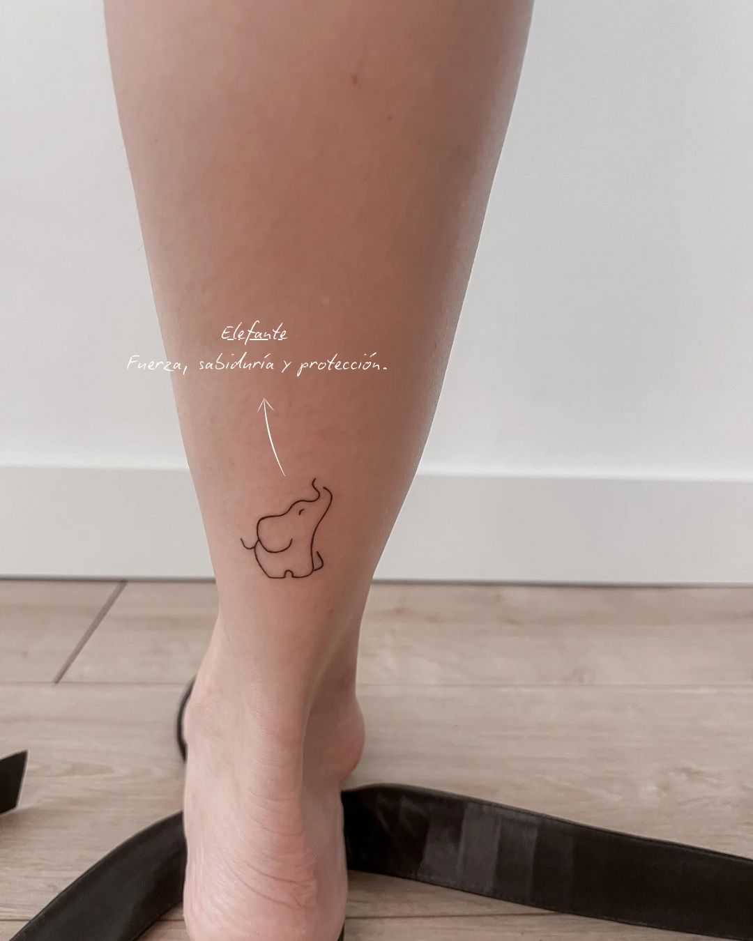 Tatuaje fine line · elefante por Marta San