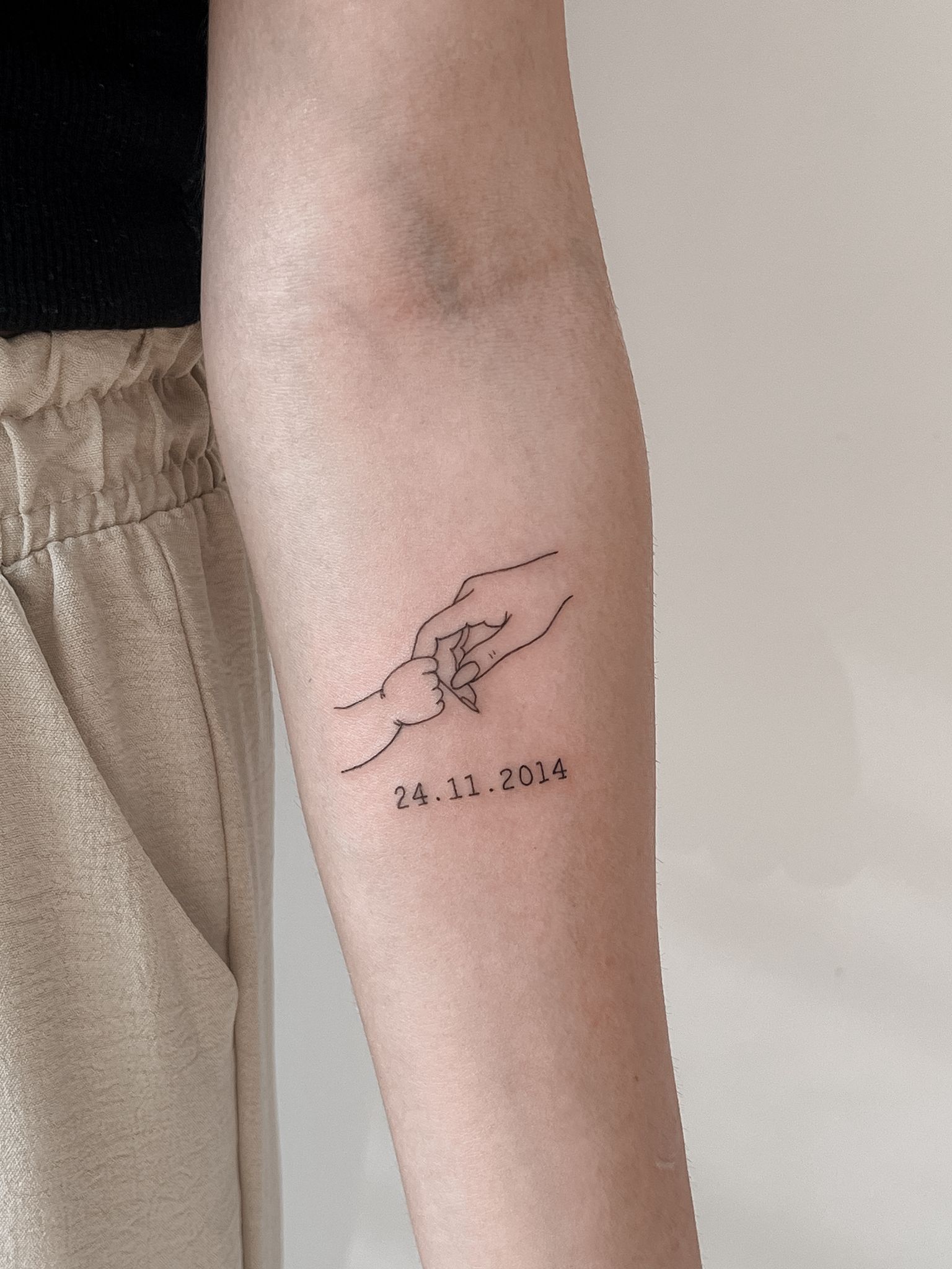 Marta San tatuando