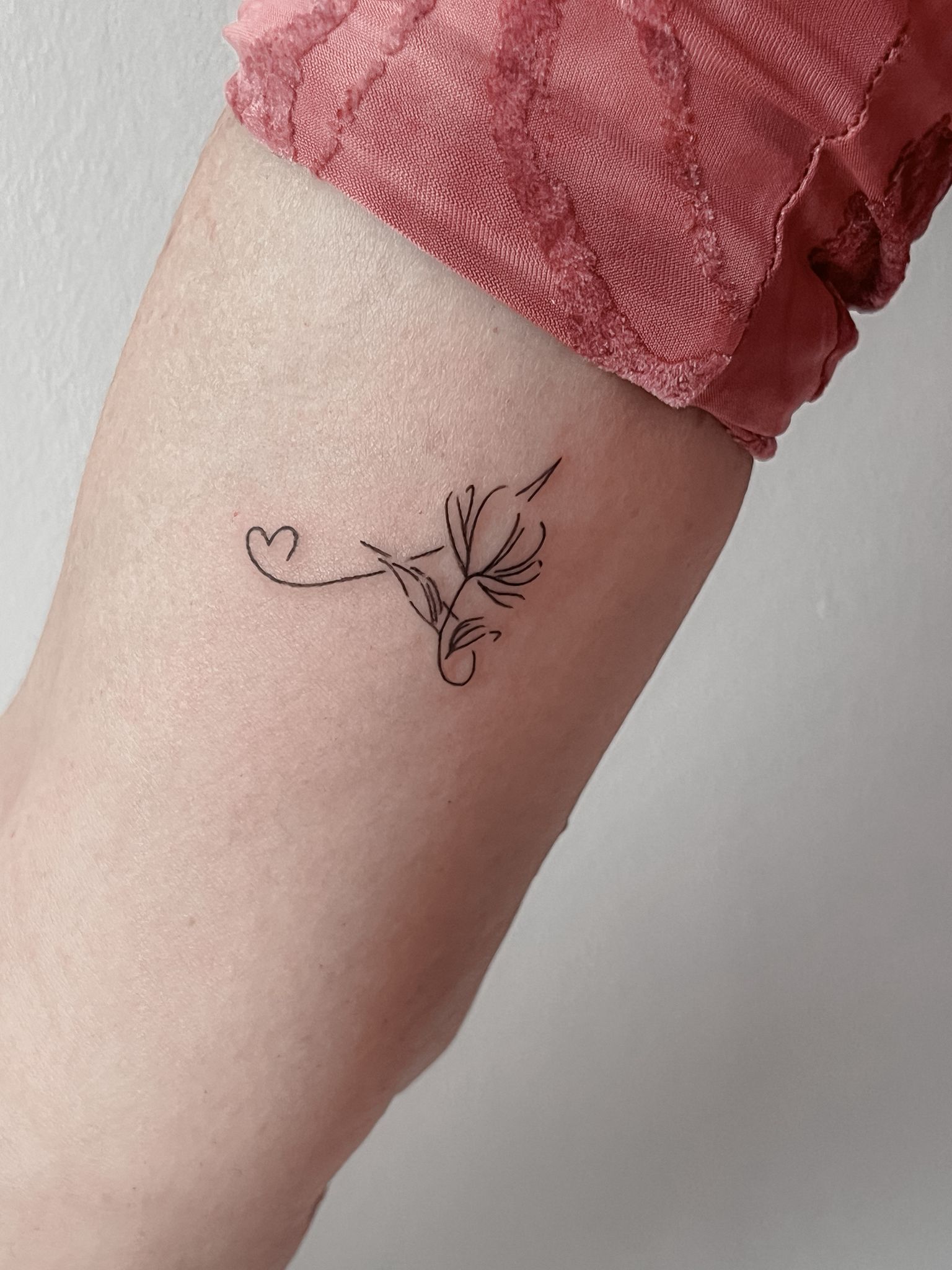Marta San tatuando